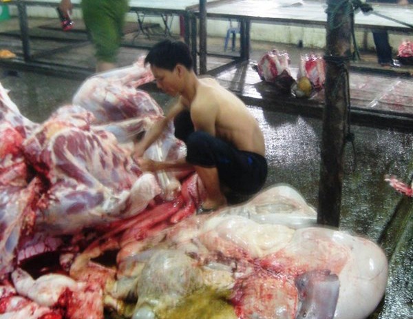 Cơ[-]sở[-]giết[-]mổ[-]lợn[-]của[-]HTX[-]Thương[-]mại[-]Dịch[-]vụ[-]Tân[-]Mỹ[-]xả[-]thải[-][-]không[-]đảm[-]bảo[-]vệ[-]sinh[-]ra[-]khu[-]dân[-]cư